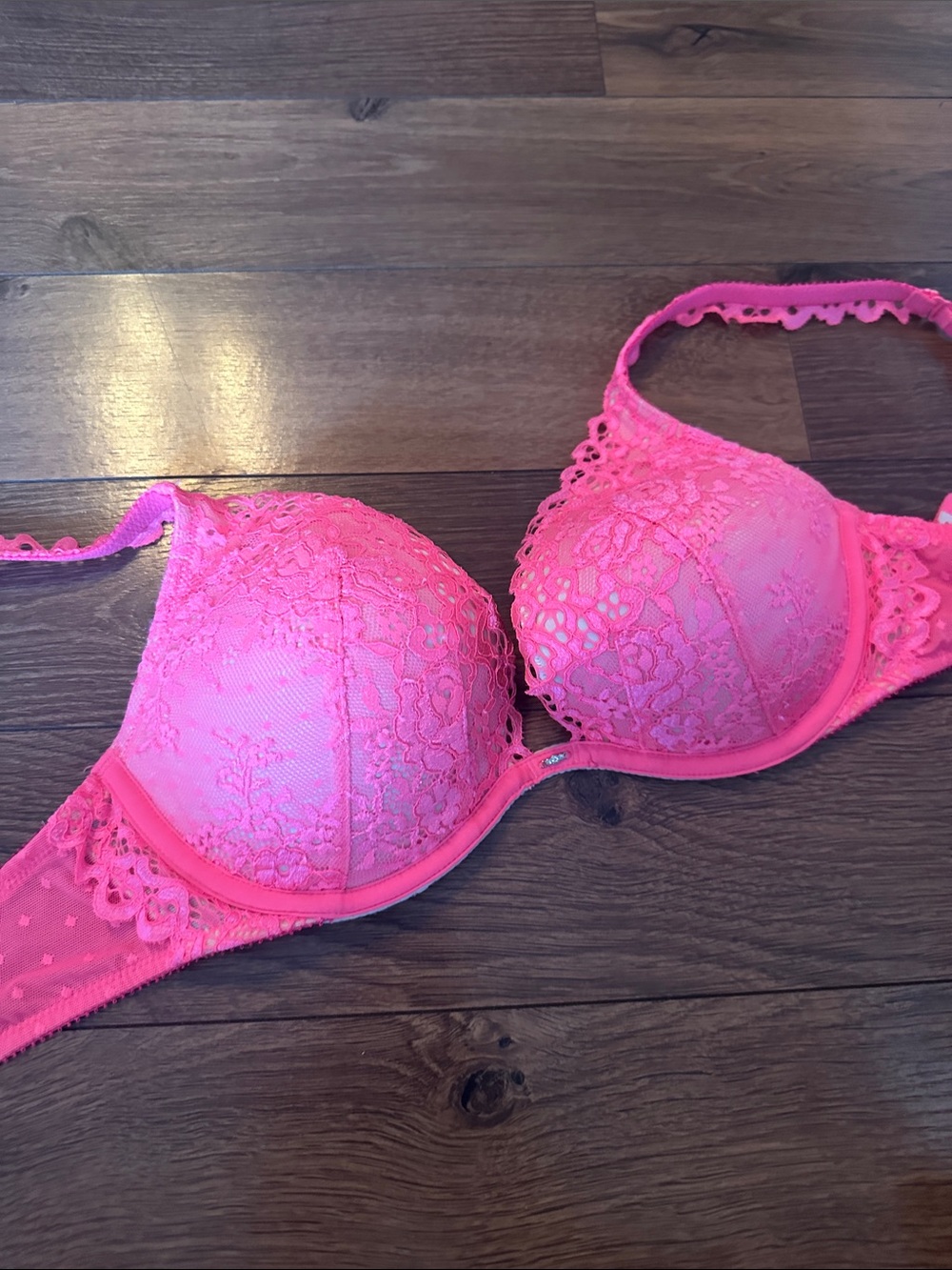 VICTORIA'S SECRET ANGEL LACE PUSH UP BRA. 32D